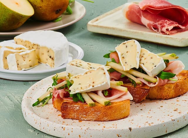 Crostini s Král sýrů Hermelín Zelený pepř s jamonem, hruškou a rukolou