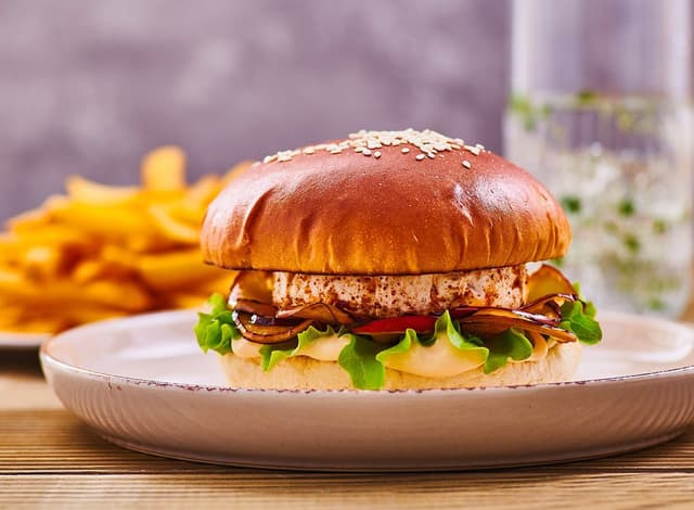 Burger se Sedlčanským Hermelínem a restovanými jablky