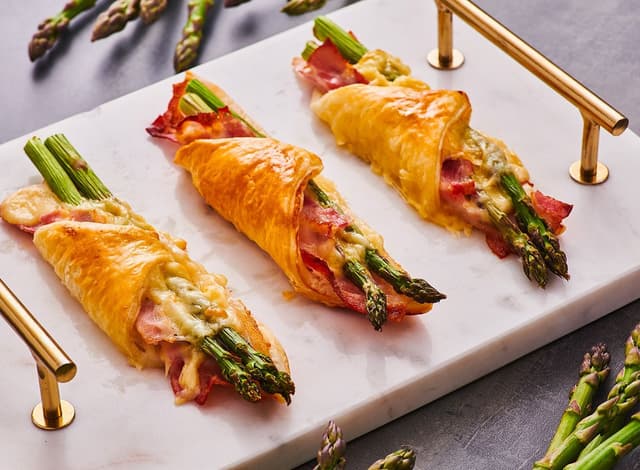 Chřest v listovém těstě se slaninou s Apetito Gouda plátky
