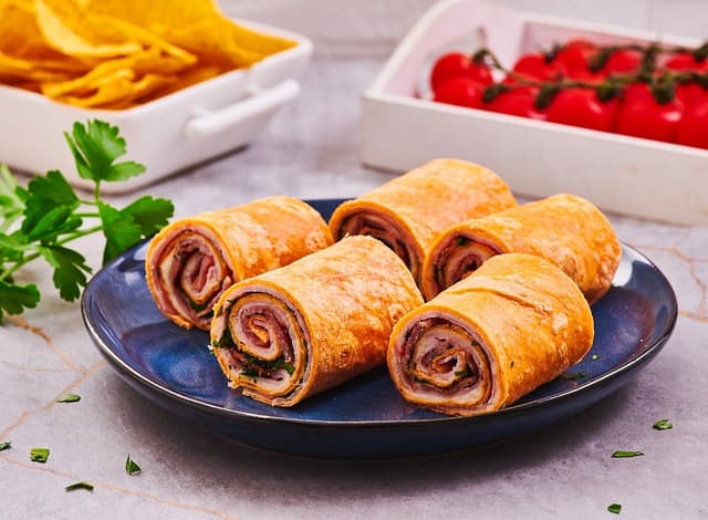 Tortillové rolky s brynzou paprikovou, šunkou a slaninou