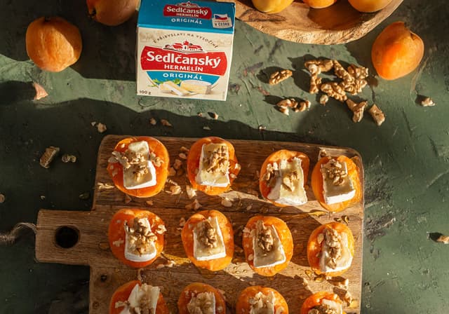 Grilované meruňky se Sedlčanským Hermelínem, ořechy a medem